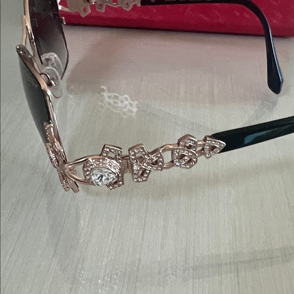 Caviar black Sunglasses with Gold Detailing - Picture 3 of 5